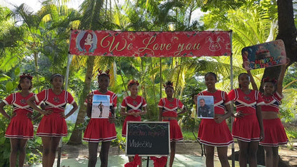 Greeting from Africa &quot;cheerleaders&quot;